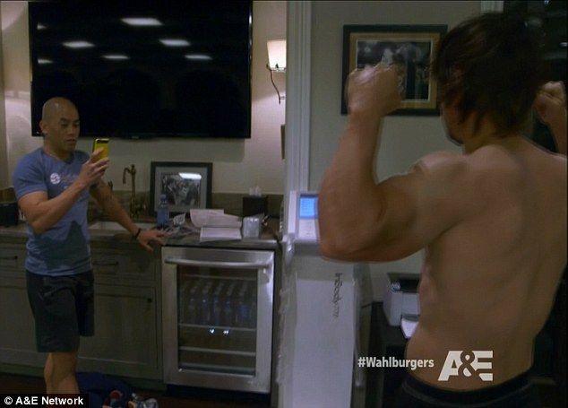 Mark Wahlberg gets ripped for Transformers in Wahlburgers premiere