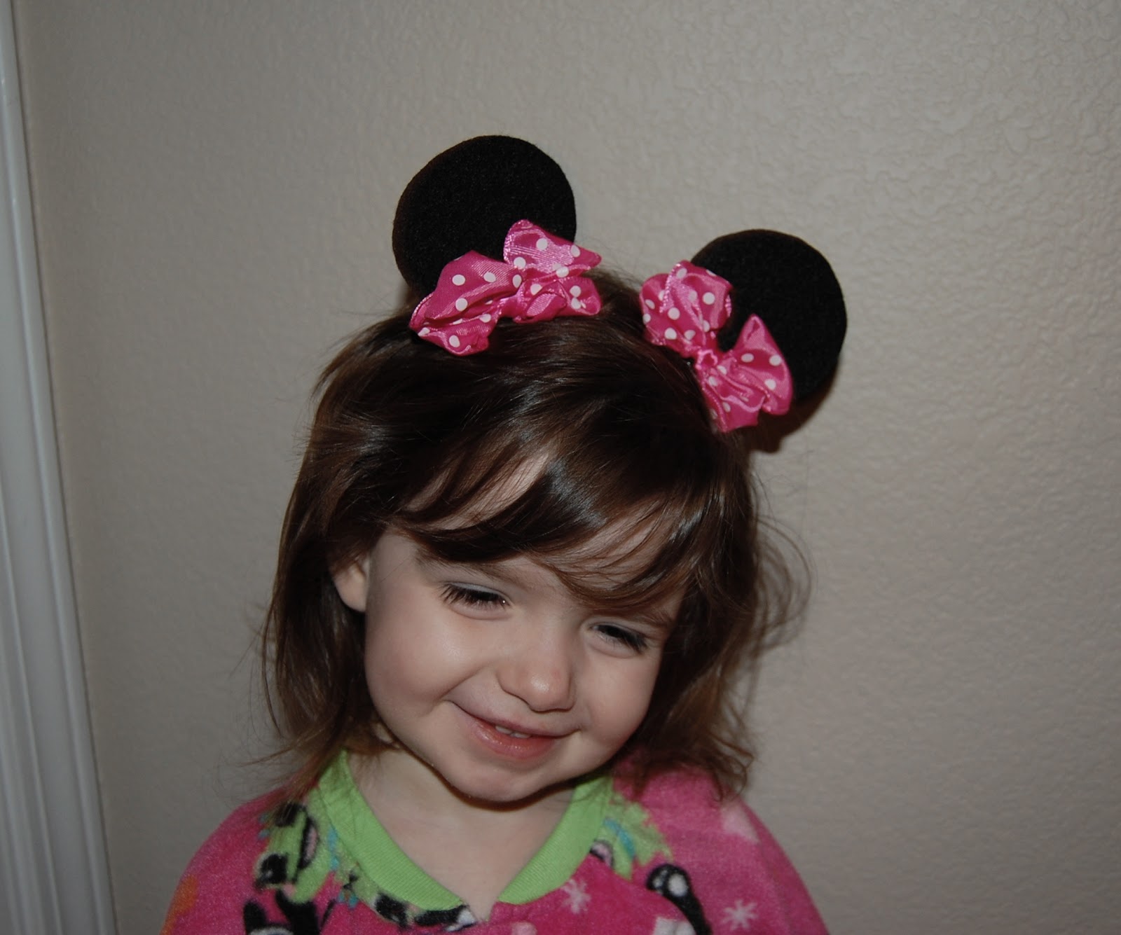 Of course we are not going with out making some fun hair bows and accessories. Take a look at these adorable Minnie Mouse ear hair clips that I made.